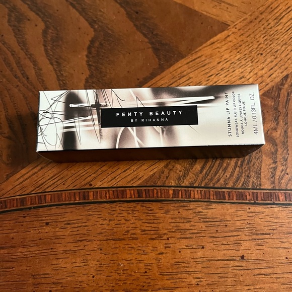 Fenty Beauty - Stunna Lip Paint Longwear Fluid Lip Colour - Picture 3 of 10